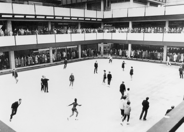 Kunsteisbahn im Europa Center